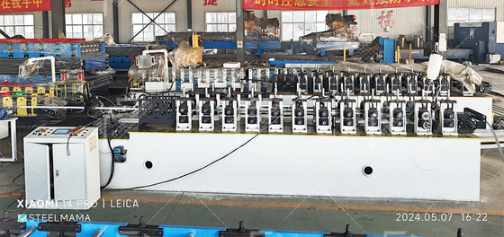 Máquina automática de moldagem de rolos de ferro e trilhos para produção de grelhas de teto