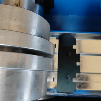 0.8-1.2 mm Máquina auto-bloqueadora de rolos de formação de quadros de portas de cabeça dupla