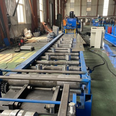0.8-1.2 mm Máquina auto-bloqueadora de rolos de formação de quadros de portas de cabeça dupla