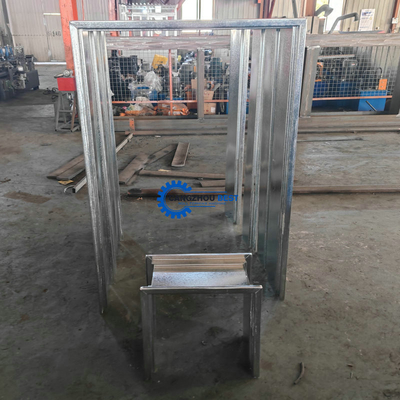 Sistema de controlo PLC Construção de aço Galvanizado Auto-bloqueio Porta Frame Roll Forming Machine