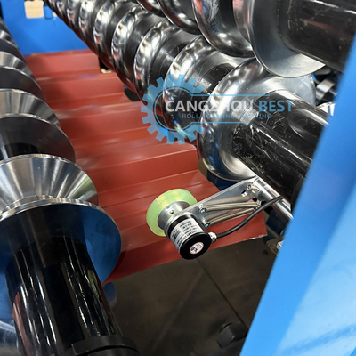 Máquina de moldagem de rolos para fabricação de perfis de aço de camada dupla trapezoidal ondulada